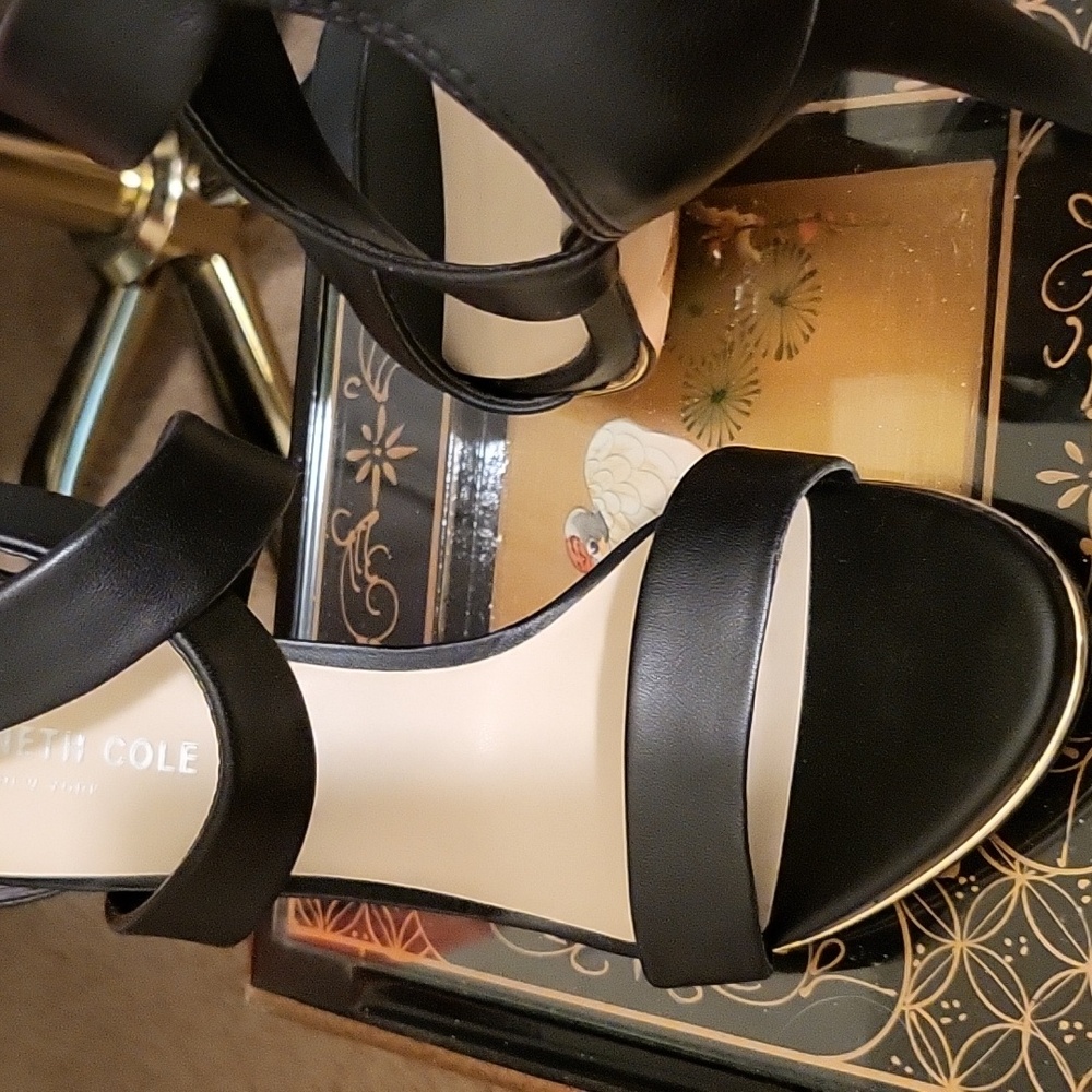Kenneth Cole heel 4 inch heel. - Picture 5 of 6
